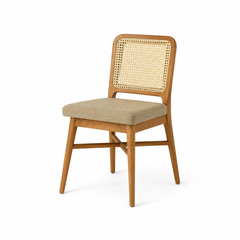 Silla de madera con asiento de lino y respaldo de ratán