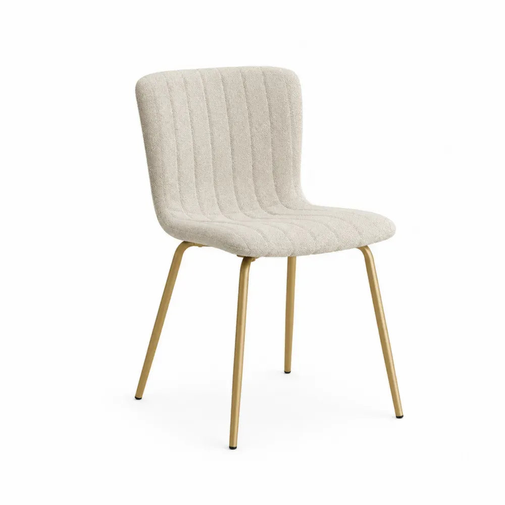 Silla de tela beige con patas de metal dorado